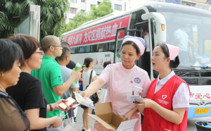 市民踊跃为灾区人民献血