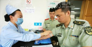 江苏连云港边防：情系灾区 爱心献血