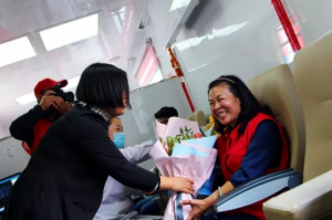 17年里她献血110次，献出10个成人全身血量！这次最后一次献血….-今日献血