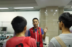 血站工作人员讲解献血知识