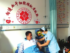 捐献完骨髓后夫妻俩合影