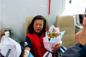 17年里她献血110次，献出10个成人全身血量！这次最后一次献血….-今日献血