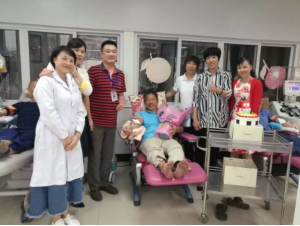 南平市中心血站领导贴心地为吴豪准备了鲜花和蛋糕