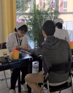 献血的同学们进行基本的体检