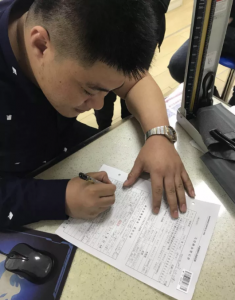 崔海龙正在填写献血登记表